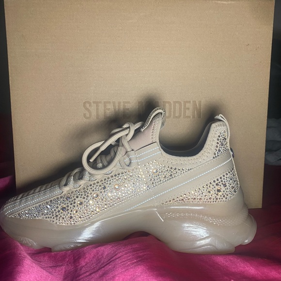 Steve Madden Sneaker - Picture 2 of 3